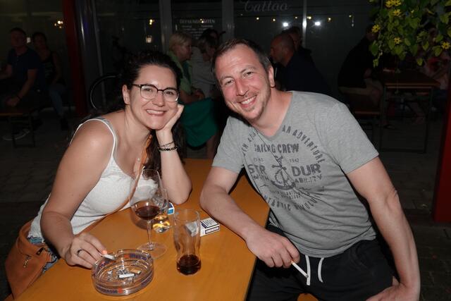 Sichtlich gut gelaunt und in Feierlaune zeigte sich dieses Pärchen. | Foto: Michael Blinzer