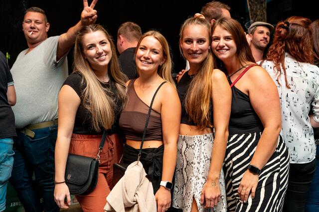 Samstagabend am Esternberger Zeltfest 2023: Diese hübschen Mädels waren mit dabei.  | Foto: Florian Kronawitter/zema-medien.de