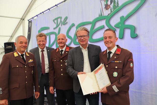 OBI Markus Posch (re) erhielt das Verdienstzeichen zweiter Stufe. ABI Alois Kirchberger, Bgm. Hubert Holzapfel, HBI Robert Krenn und LH Christopher Drexler gratulierten. | Foto: Edith Ertl