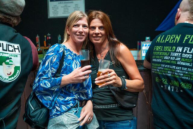 Elle und Doris deckten sich an der Bar mit kühlen Getränken ein | Foto: Florian Kronawitter/zema-medien.de