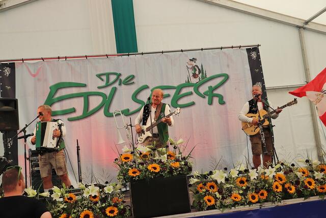 Musikalischer Höhepunkt war der Auftritt der Edelseer. Manfred Maier, Fritz Kristoferitsch und Andreas Doppelhofer begeisterten das zahlreiche Publikum.  | Foto: Edith Ertl