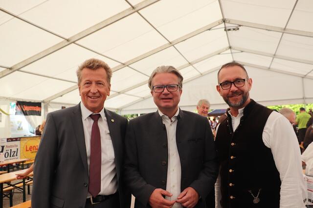 LH Christopher Drexler mit den beiden Bürgermeistern Hubert Holzapfel/Haselsdorf-Tobelbad (li) und Stefan Helmreich/Lieboch | Foto: Edith Ertl