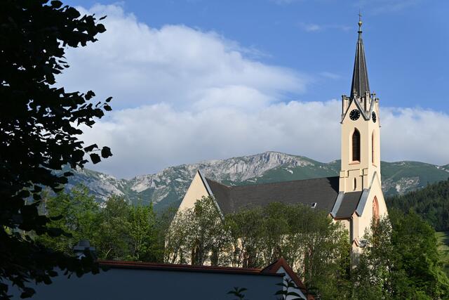 Pfarrkirche in Prein , hinten die Rax