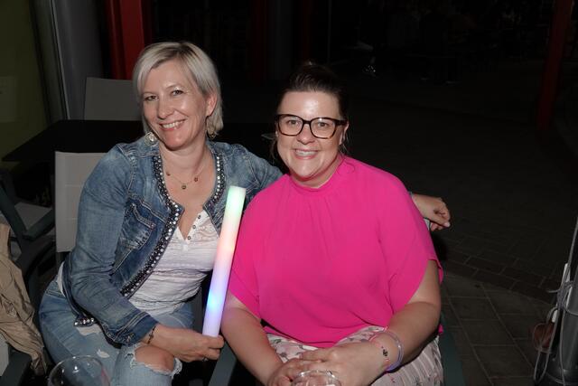 Mareike und Sigrid ließen sich das neue Eventformat "Rock im Rondeau" nicht entgehen. | Foto: Michael Blinzer