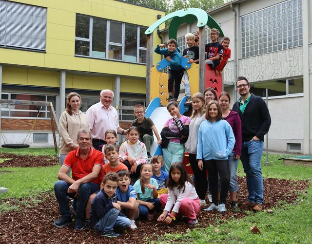 Bürgermeister Ernst Wendl, Vizebürgermeister Richard Payer und Gemeinderat Herbert Stuxer sowie die Betreuerinnen Sara Pillwatsch, Kerstin Widhalm und Michalea Tesar mit Hortkindern | Foto: Gemeinde Himberg