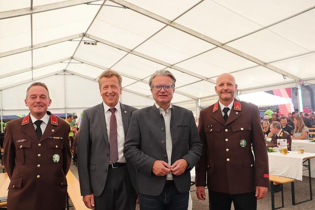Bgm. Hubert Holzapfel und LH Christopher Drexler mit dem Kommandantenduo der FF Tobelbad-Haselsdorf Markus Posch (li) und Robert Krenn. | Foto: Edith Ertl