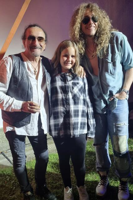 Der kroatische Star Željko Bebek mit seinem Sohn und Fan Juliana | Foto: Juliana