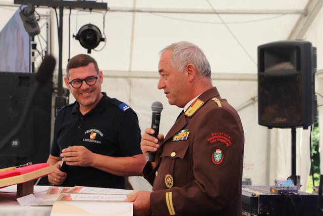 Moderator Gregor Waltl ist selbst Feuerwehrmann in Leutschach. Er moderierte in der Feuerwehrdienstkleidung D3, ABI Alois Kirchberger trug die Ausgehuniform D1. | Foto: Edith Ertl