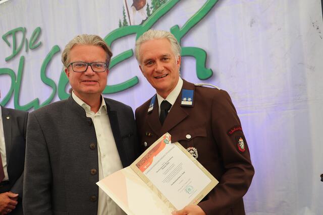 OLM d.V. Thomas Exel erhielt das Verdienstzeichen 3. Stufe, LH Christopher Drexler gratulierte.  | Foto: Edith Ertl
