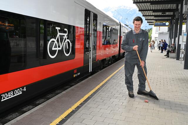 Foto: Andreas Seeburger (li) gondelt mit dem innovativen Montafoner Jungunternehmer Mathias Netzer-Raich (re), auf den Muttersberg bei Bludenz-Nüziders.