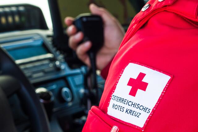 Die Verletzte wurde mit dem RTW in die Klinik Innsbruck eingeliefert.  | Foto: Archiv/Reichel