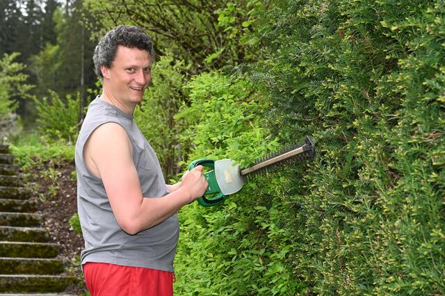 Foto: Andreas Seeburger (li) gondelt mit dem innovativen Montafoner Jungunternehmer Mathias Netzer-Raich (re), auf den Muttersberg bei Bludenz-Nüziders.