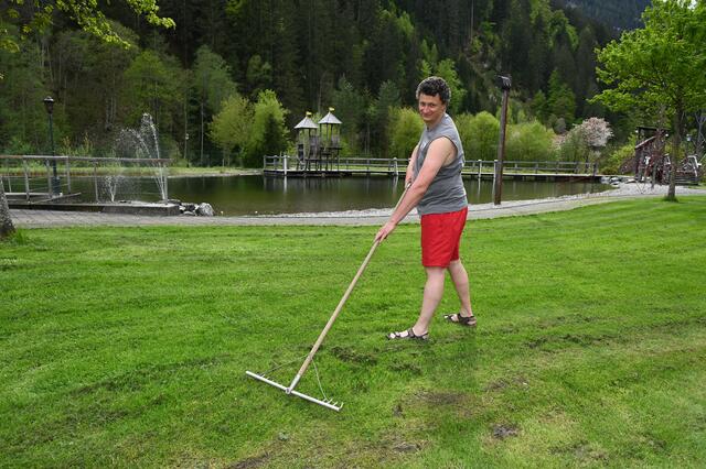 Foto: Andreas Seeburger (li) gondelt mit dem innovativen Montafoner Jungunternehmer Mathias Netzer-Raich (re), auf den Muttersberg bei Bludenz-Nüziders.