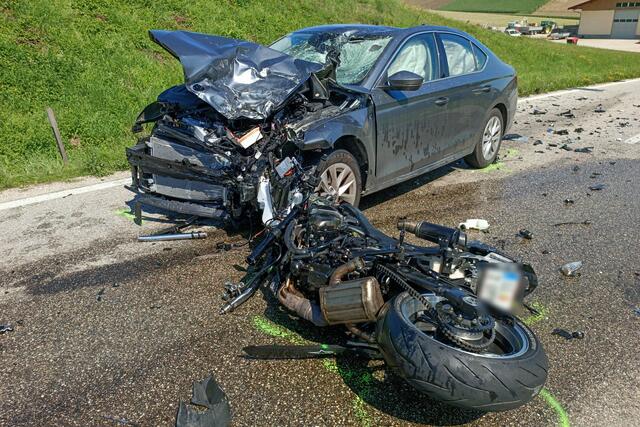 Zwei Motorradlenker dürften mit einem entgegenkommenden Pkw kollidiert sein. | Foto: © TEAM FOTOKERSCHI.AT / WERNER KERSCHBAUMMAYR / FW ST. FLORIAN