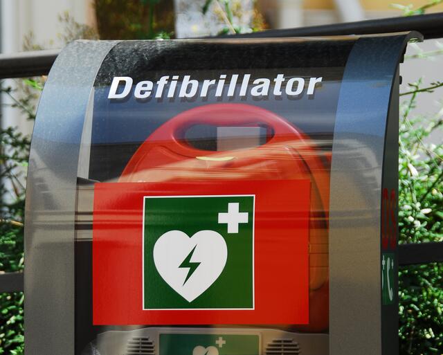 Auch mittels Defibrilator konnte der Urlauber nicht wiederbelebt werden.  | Foto: stock.adobe.com/H.D.Volz