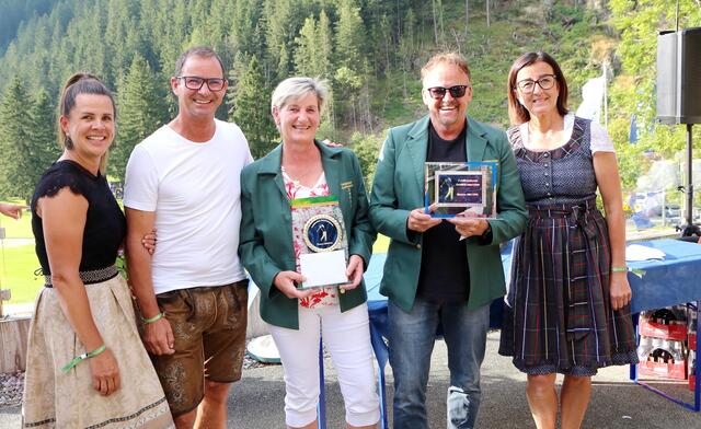 Die Organisatoren mit den beiden Siegern Karin Schinegger und Erich Dulle. | Foto: blitzlicht.at