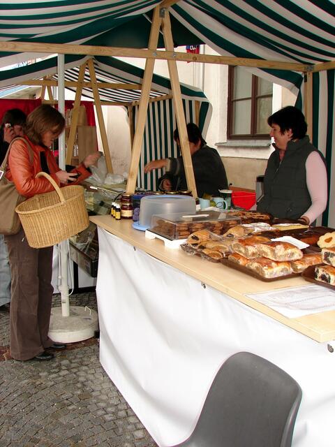 Auch verschiedene Kuchen, Mohnzelten und andere süße Köstlichkeiten kann man kaufen. | Foto: Seyer