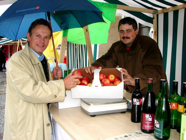 Lebensmittel von A wie Apfel bis Z wie Ziegenkäse werden auf dem Rathausmarkt verkauft. | Foto: Seyer