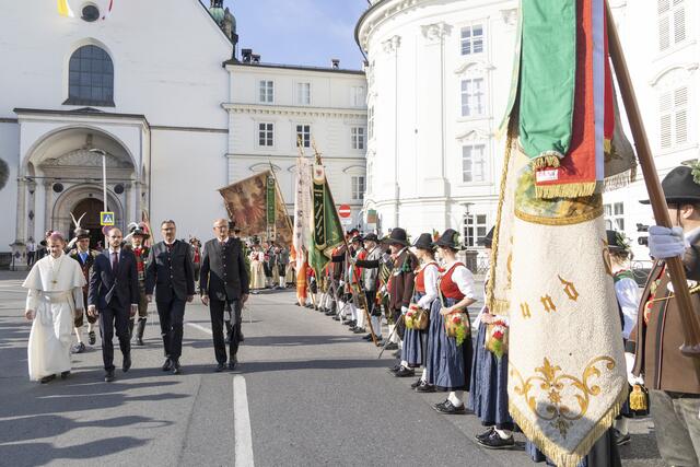 Landesüblicher Empfang vor der Kaiserlichen Hofburg zu Innsbruck. | Foto: Land Tirol/Die Fotografen