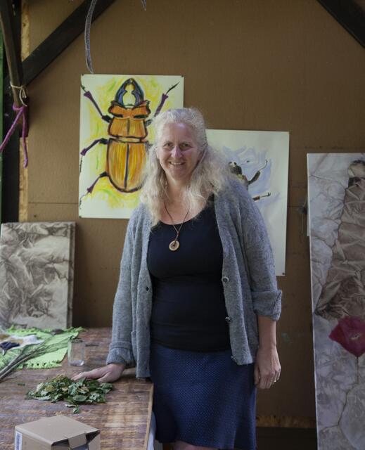 Das "Grüne Atelier" ist ein Raum in dem Bewertungen keinen Platz finden. Cornelia Felkel-Ederer öffnet ihren Garten für alle Menschen, die ihrer Kreativität auf den Grund gehen wollen. | Foto: Regina Courtier