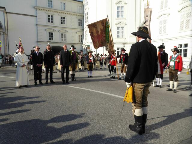 Meldung von Bat-.Kdt. Mjr Helmuth Paolazzi an Abt Leopold Baumberger, Landeshauptmann Anton Mattle, Landeshauptmann Arno Kompatscher, Lkdt. Mjr Thomas Saurer, Lkdt. Mjr Roland Seppi und Lkdt. Mjr Enzo Cestari. | Foto: BTSK/Karin Mühlecker-Gregoritsch