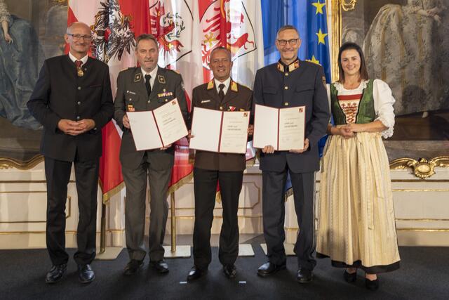 Die Urkunde „Dank und Anerkennung“ nahmen stellvertretend für alle Einsatzkräfte in Tirol Landespolizeidirektor-Stv. Christian Schmalzl, Landesfeuerwehrkommandant Jakob Unterladstätter und Landesrettungskommandant Rotes Kreuz Tirol entgegen.