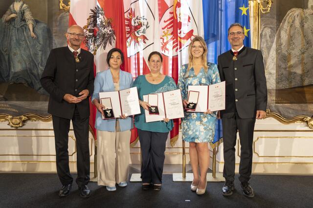 Nilüfer Gövem aus Innsbruck, Tamara Reith aus Rum und Verena Ring aus Sellrain erhielten die Lebensrettungsmedaillen für ihre Verdienste um die Rettung einer Frau aus einem brennenden Zimmer.