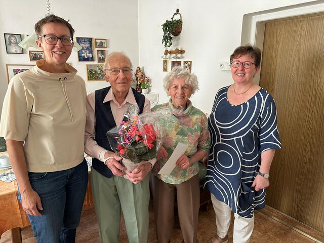Alois und Maria Neubacher feierten Eiserne Hochzeit – Bürgermeisterin Sabine Promberger und Vizebürgermeisterin Franziska Zohner-Kienesberger gratulierten herzlich. | Foto: Gemeinde Ebensee