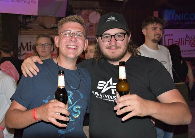 Vick und Alex feierten gemeinsam am Hofspektakel. | Foto: Klara Fruhstorfer