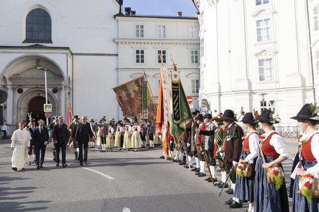 Landesüblicher Empfang am Hohen Frauentag, v. l.: Abt Leopold Baumberger, Staatssekretär Florian Tursky, Südtirols LH Arno Kompatscher und LH Anton Mattle. | Foto: Land Tirol/Die Fotografen