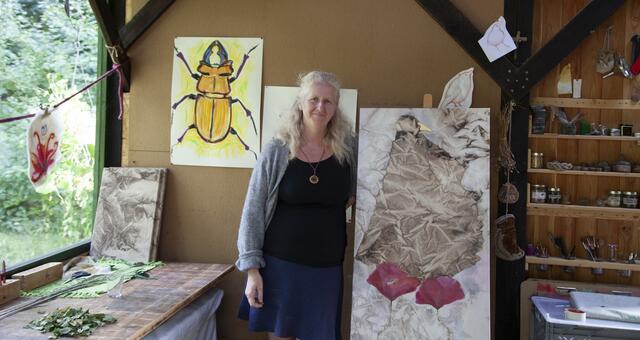 Das "Grüne Atelier" ist ein Raum in dem Bewertungen keinen Platz finden. Cornelia Felkel-Ederer öffnet ihren Garten für alle Menschen, die ihrer Kreativität auf den Grund gehen wollen. | Foto: Regina Courtier