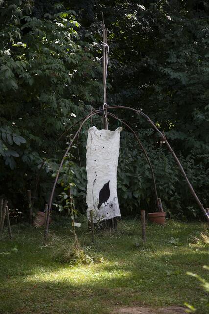 Das "Grüne Atelier" ist ein Raum in dem Bewertungen keinen Platz finden. Cornelia Felkel-Ederer öffnet ihren Garten für alle Menschen, die ihrer Kreativität auf den Grund gehen wollen. | Foto: Regina Courtier