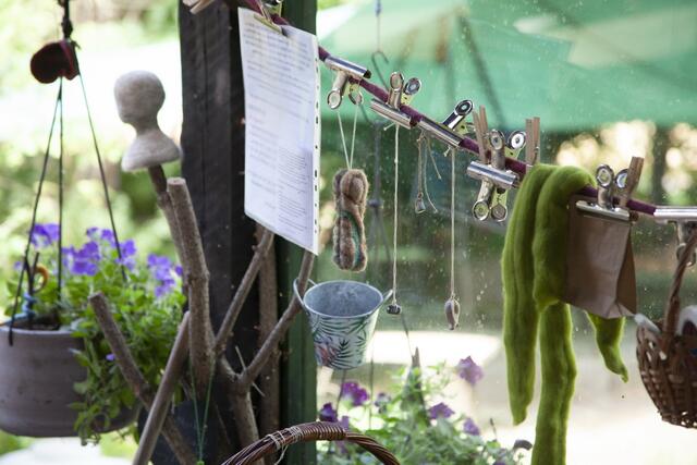 Das "Grüne Atelier" ist ein Raum in dem Bewertungen keinen Platz finden. Cornelia Felkel-Ederer öffnet ihren Garten für alle Menschen, die ihrer Kreativität auf den Grund gehen wollen. | Foto: Regina Courtier