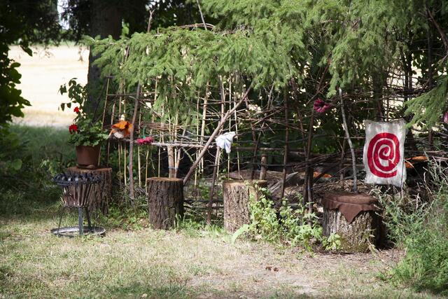 Das "Grüne Atelier" ist ein Raum in dem Bewertungen keinen Platz finden. Cornelia Felkel-Ederer öffnet ihren Garten für alle Menschen, die ihrer Kreativität auf den Grund gehen wollen. | Foto: Regina Courtier