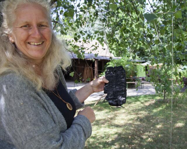 Das "Grüne Atelier" ist ein Raum in dem Bewertungen keinen Platz finden. Cornelia Felkel-Ederer öffnet ihren Garten für alle Menschen, die ihrer Kreativität auf den Grund gehen wollen. | Foto: Regina Courtier