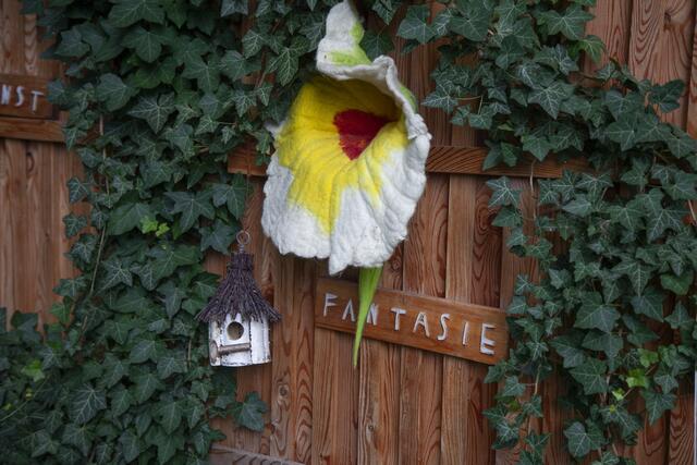 Das "Grüne Atelier" ist ein Raum in dem Bewertungen keinen Platz finden. Cornelia Felkel-Ederer öffnet ihren Garten für alle Menschen, die ihrer Kreativität auf den Grund gehen wollen. | Foto: Regina Courtier