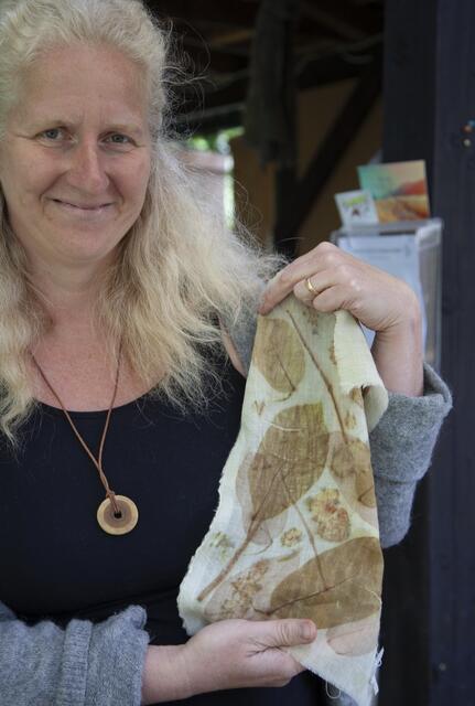 Das "Grüne Atelier" ist ein Raum in dem Bewertungen keinen Platz finden. Cornelia Felkel-Ederer öffnet ihren Garten für alle Menschen, die ihrer Kreativität auf den Grund gehen wollen. | Foto: Regina Courtier