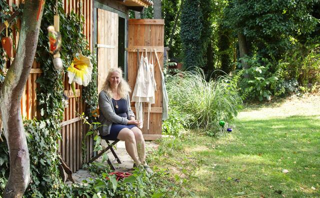Das "Grüne Atelier" ist ein Raum in dem Bewertungen keinen Platz finden. Cornelia Felkel-Ederer öffnet ihren Garten für alle Menschen, die ihrer Kreativität auf den Grund gehen wollen. | Foto: Regina Courtier