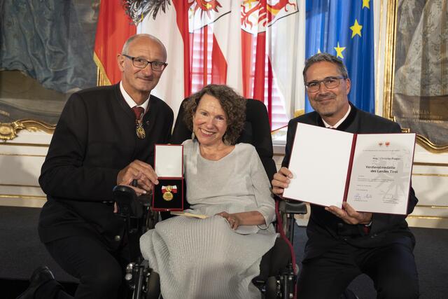 Die Verdienstmedaille des Landes erhielt unter anderem Christine Riegler aus Innsbruck für ihre Verdienste um die Inklusion sowie die Frauen- und Menschenrechte.