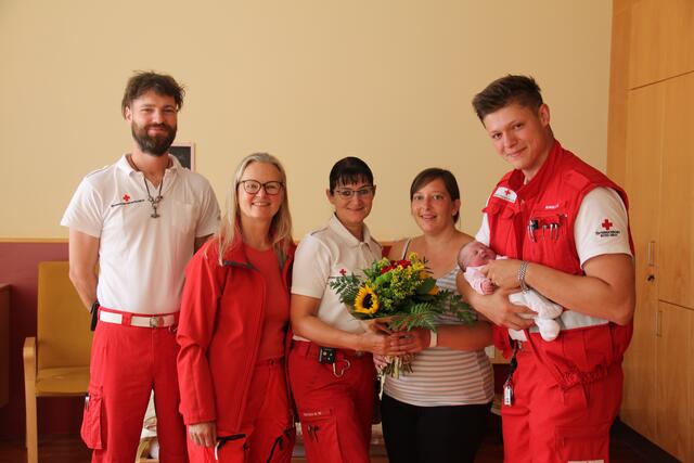 Notfallsanitäter Alexander Regenfelder, Notärztin Dagmar Stunf-Begusch, Rettungssanitäterin Margit Sonvilla, die glückliche Mutter Susanne Kogler und Rettungssanitäter Benjamin Mlakar mit der neuen Erdenbürgerin Ilvy Kogler. | Foto: Peter Pugganig