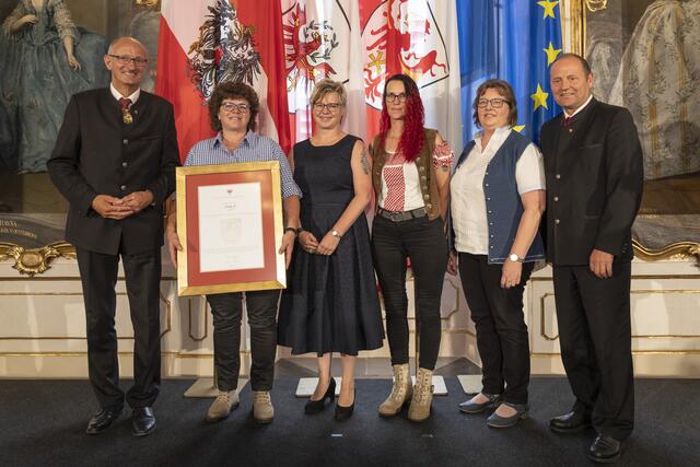 Den Titel „Erbhof“ darf künftig unter anderem die Familie von Andrea Hatzer aus Virgen (Bezirk Lienz) führen.