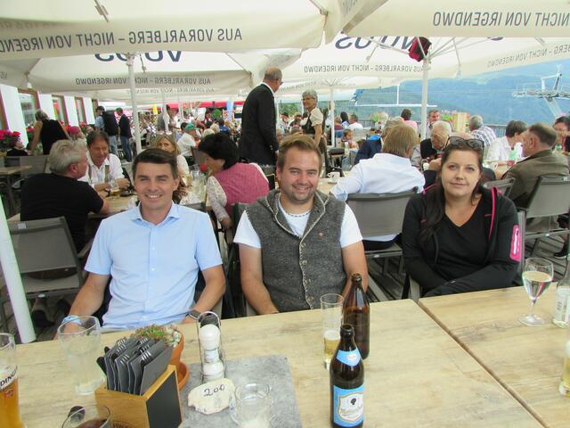 Bgm. von Fiss Simon Schwendinger, Landtagsabgeordneter Dominik Traxl und Jaqueline Traxl, Bezirksleiterin der Jungbauernschaft. 