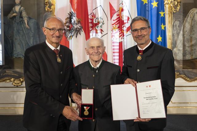 Anton Keller aus Vils (Bezirk Reutte) erhielt die Verdienstmedaille für seine Verdienste um die „Tiroler Krippe“ und die Burg Vilsegg.