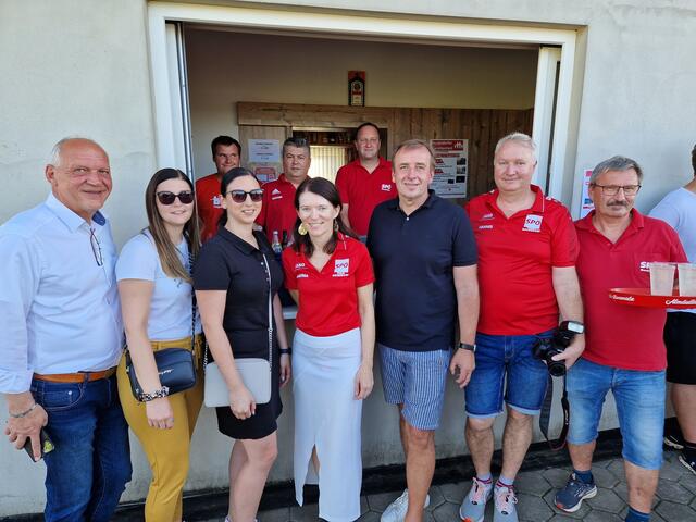 Beim Familienfest im Einsatz: Oliver Krammer, GR Richard Kettner und Ewald Fritz (hinten), LA Bgm. Wolfgang Sodl, Nadine Janisch, Vanessa Gartner, GRin Andrea Unger, NRAbg. Christian Drobits, GR Hannes Hochwarter und Bgm. Franz Pelzmann (vorne) | Foto: SPÖ Bocksdorf