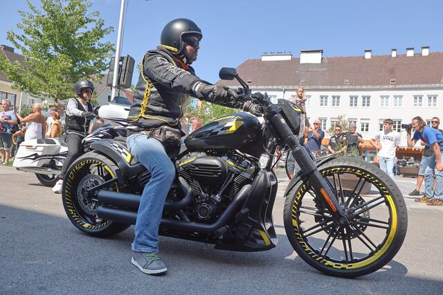 Zahlreiche Harley-Davidson Fahrer sowie Besucher trafen sich am Rathausplatz in Attnang-Puchheim.  | Foto: Helmut Klein