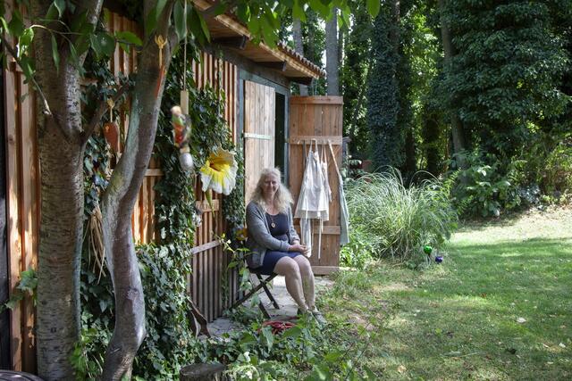 Das "Grüne Atelier" ist ein Raum in dem Bewertungen keinen Platz finden. Cornelia Felkel-Ederer öffnet ihren Garten für alle Menschen, die ihrer Kreativität auf den Grund gehen wollen. | Foto: Regina Courtier