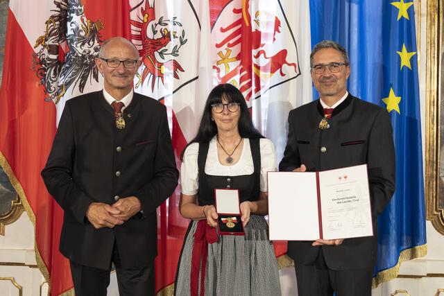 Martina Laner aus Zirl (Bezirk Innsbruck-Land) erhielt die Verdienstmedaille für ihre Verdienste um die Alten- und Heimpflege.