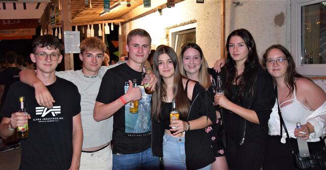 Samuel, Manuel, Julian, Valentina, Magdalena, Annalena und Lena genossen die Stimmung am Hofspektakel. | Foto: Klara Fruhstorfer