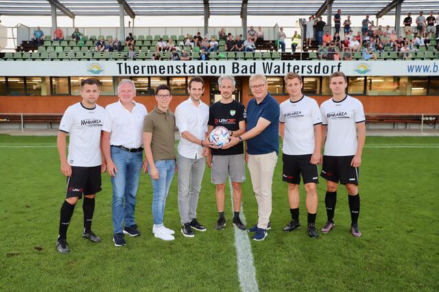 LAbg. Lukas Schnitzer und Bgm. Josef Hauptmann übergaben den Matchball an die Verantwortlichen des TUS Bad Waltersdorf. | Foto: Alfred Mayer