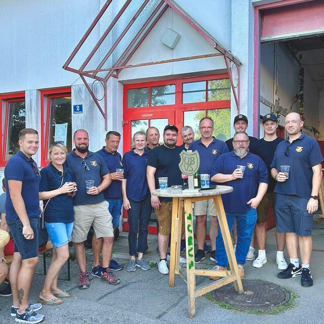 Im Bild: Mitglieder des Burschenvereins und der Feuerwehr Bad Sauerbrunn.  | Foto: FF Bad Sauerbrunn